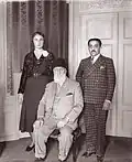 Avec son père Abdülmecit II et son mari Azam Jah&nbsp;(en).