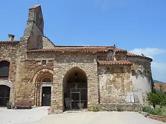L'église et son chevet très abîmé.