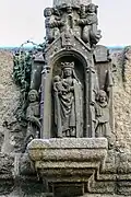 Calvaire de l'église Saint-Ténénan : la Vierge tenant l'Enfant Jésus.