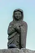 Calvaire de l'église Saint-Ténénan : statue de la Vierge Marie les mains croisées.