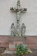 Le calvaire adossé à l'église.