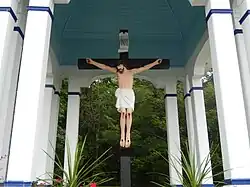 Une sculpture de Christ en croix polychrome