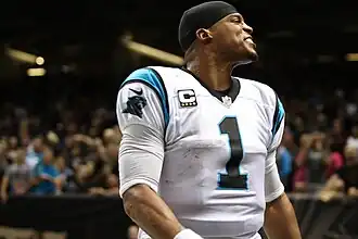 Cam Newton dans un maillot blanc des Panthers et son numéro 1 noir.