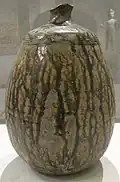 Bouteille à col droit. Région de Svay Chek&nbsp;(en). Type Torp Chey (?). Xe – XIIIe&nbsp;siècle. Guimet