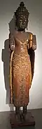Buddha paré. Prov. exacte inconnue. XVIIIe-XIXe s. Bois de beng, laque, or, nacre et verre.H. 180 cm. Musée Guimet