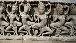 Danseuses célestes Registre inf. de fronton.Bayon (Angkor Thom)Fin XIIe - déb. XIIIe s.Détail, H. env 50 cm. Musée Guimet