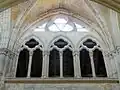 Faux triforium et baie haute.