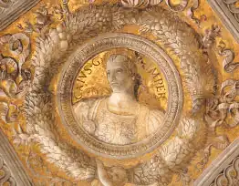 Les bustes des Césars dans La Chambre des Époux.