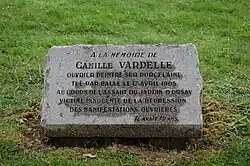  photo d'une plaque érigée en mémoire de Camille Vardelle au jardin d'Orsay