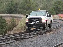 Camionnette de reconnaissance précédant le train à 1/4 h.