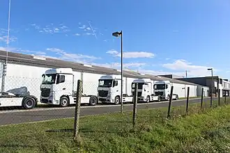 Tracteurs Mercedes en attente d'être attelés à une semi-remorque Lamberet en sortie d'usine.