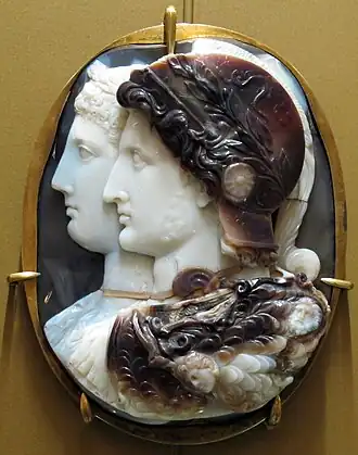 Camée des Gonzague, en onyx, représentant Ptolémée II Philadelphe et Arsinoé II. IIIe&nbsp;siècle&nbsp;av. J.-C. Musée de l'Ermitage.