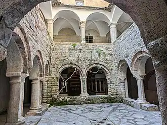 Le cloître.