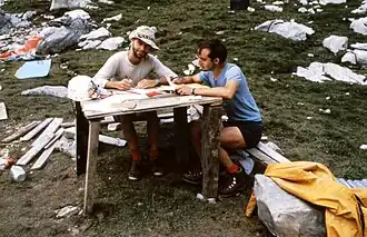 Pat Genuite et Bernard Vidal travaillant sur les reports topographiques, camp du Jou de los Cabrones.