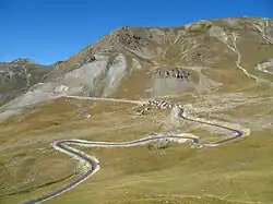 Vue générale du camp sur la route de la Bonette.