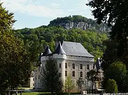 Le château en contrebas de la falaise.