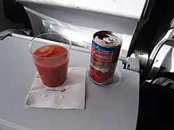 Verre de jus de tomates avec sa canette.