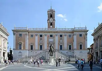 Mairie de Rome sur le Capitole dans le palais des Sénateurs, édifié sur les ruines du Tabularium. De part et d'autre, le palais des Conservateurs (droite) et le palais neuf (gauche), abritant tous deux le musée du Capitole.