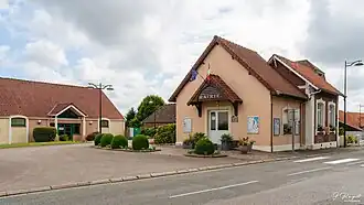 L'entrée de la mairie sur sa place.