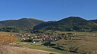 Au loin la serre de Moncamp 1774 m et le massif de Cortalpic 1633 m.