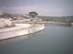 Le canal de Marseille. près de la station d'épuration au nord du village, vue vers l'est.