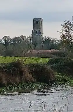 Le canal de Buzay au pied de la tour de l'ancienne abbaye.