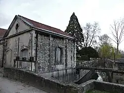 La maison éclusière et l'écluse de Crouin sur le canal Jean-Simon.