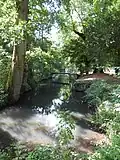 Canal dans le parc de la mairie-château de Fontaine-la-Guyon (2015).