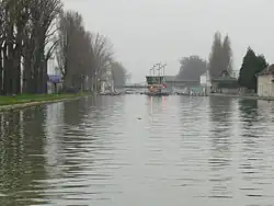 Le canal, près de l'écluse no&nbsp;2, entre Paris et Aubervilliers.