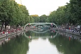 Vue vers la passerelle Emmanuelle-Riva.