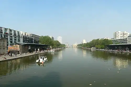 Vue depuis la rotonde de la Villette vers les anciens magasins généraux.