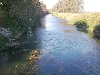 Le canal de la Vallée des Baux, au pont de l'Étroit.