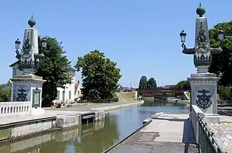 Le pont-canal de Briare (1896), qui appartient au canal Latéral à la Loire et lui permet de rejoindre le canal de Briare 3 km plus loin.