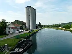 Photographie montrant le silo de la coopérative agricole au bord du canal de la Marne au Rhin