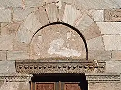 Linteau de l'entrée.