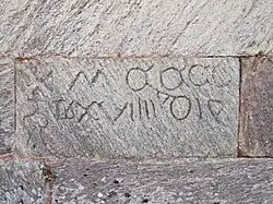 Pierre gravée façade nord.