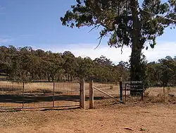 Entrée du parc naturel de Canberra&nbsp;(en) à Red Hill.