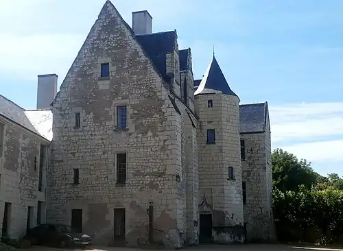 Photographie en couleurs d'un château muni d'une tourelle d'escalier.