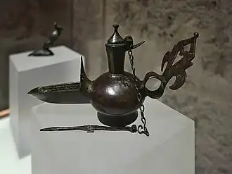 Lampe à huile, 925-1085, laiton doré et ciselé. Musée de l'Alhambra
