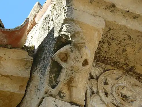 Chapiteau présentant une représentation médiévale du duende (chapelle romane San Vicente Mártir, à Pelayos del Arroyo (province de Ségovie).