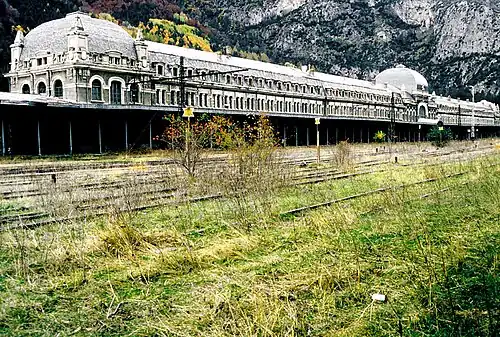 Le quai et les voies françaises de la gare de Canfranc en octobre 1993.