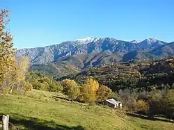 Vue sur la partie nord de la commune de Sahorre, vers le pic du Canigou (2785 m), depuis le coll de Fins.