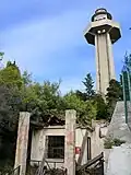 Le pylone de l'observatoire depuis l'arrière en ruine de la gare d'arrivée.