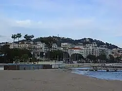 Vue sur le massif de la Californie, avec au sommet l'observatoire de Super-Cannes, depuis la Croisette.