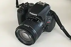 Description de l'image Canon EOS Digital Rebel SL2 - front view.jpg.