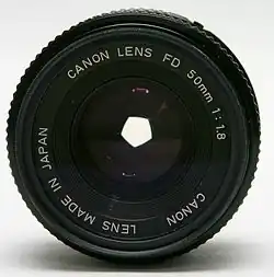 Avant d'un objectif Canon FD 50 mm f/1.8.