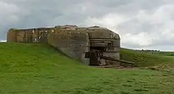 Photo d'une casemate de la Second Guerre mondiale avec son caon.