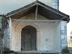 Le porche de l'église.