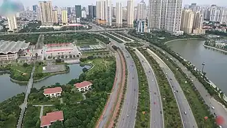 Le Boulevard Thăng Long&nbsp;(vi)  menant à Hoa Lac.