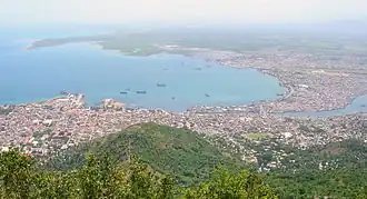 Vue de Cap-Haïtien et de sa baie depuis le Morne Jean. À droite, la rivière Mapou.